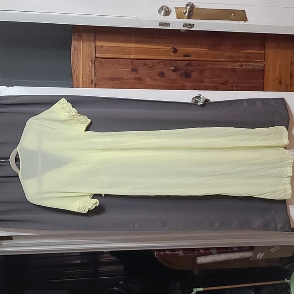 Nancy King Lingerie VTG Robe Light Yellow Nylon. Lacy Trim NO BELT Sz M GUC - Picture 6 of 10